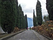 93 Scendendo in riva al lago